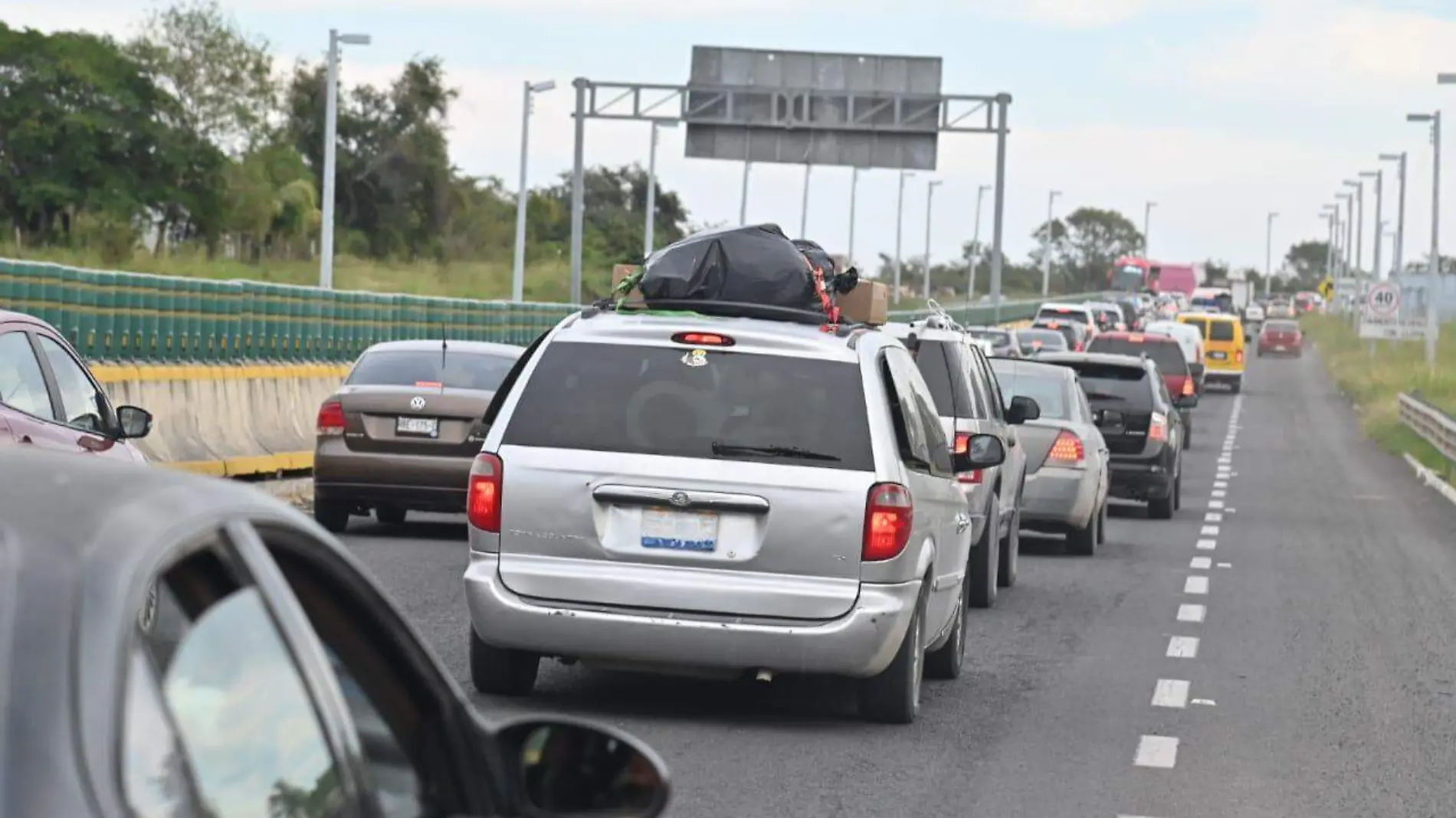 La entrada y salida de vehículos a la zona sur de Tamaulipas se complica